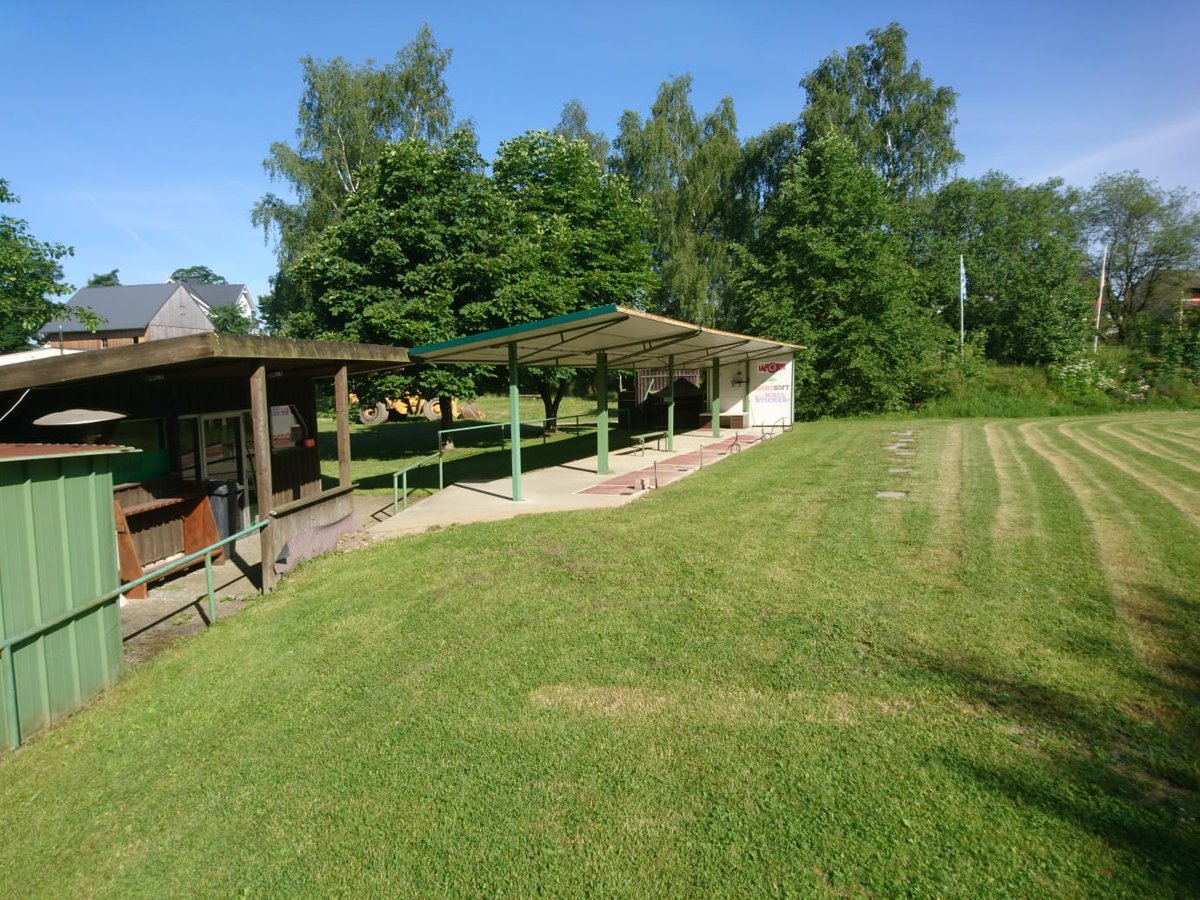 Der großzügig überdachte Schützenstand mit den markierten Standplatten und Vereinsheim